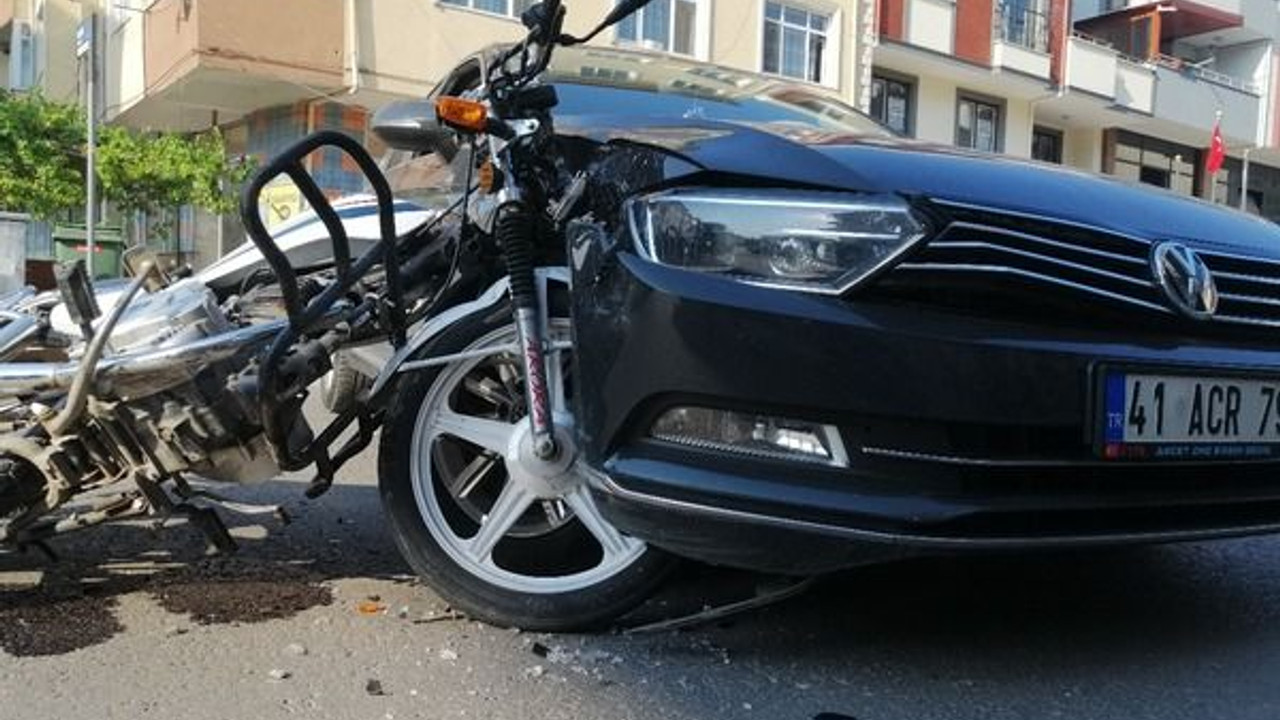 Kasksız motosikletli, ölümden döndü!
